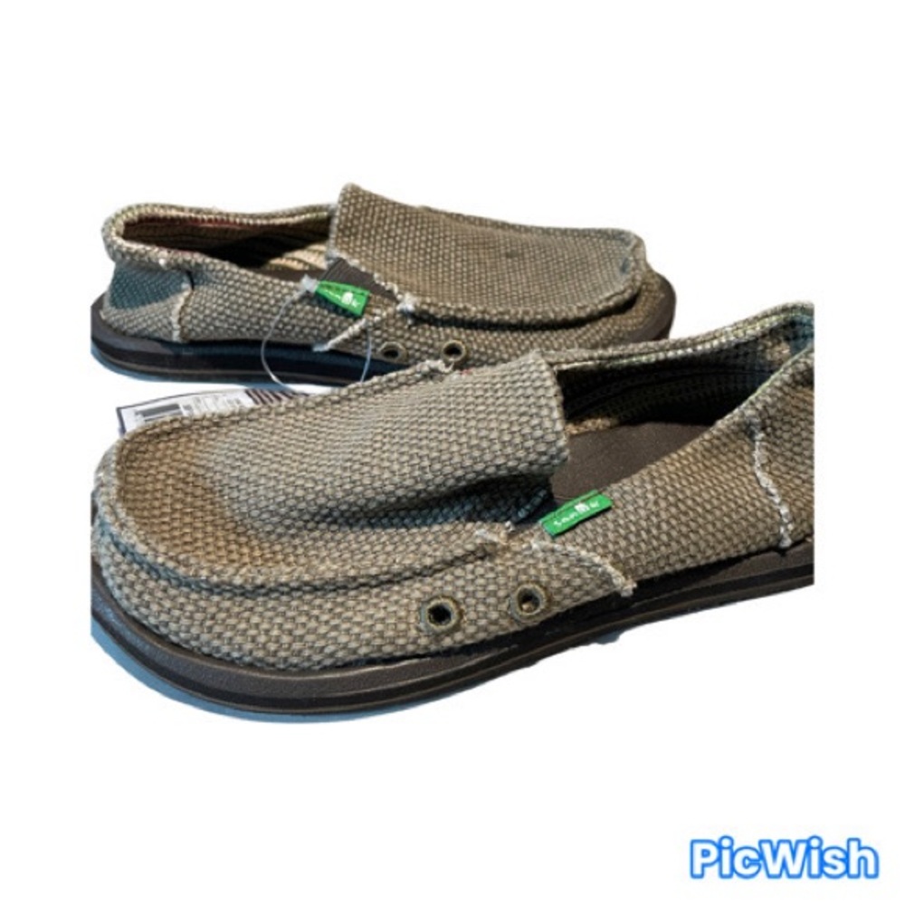 NWT Sanuk Sz 2 slip on shoes